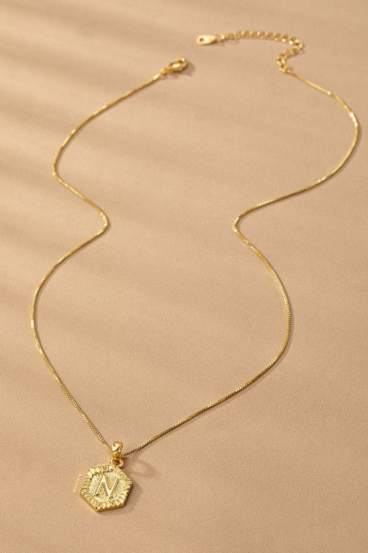 Collar con Dije de Inicial Hexagonal en Oro - Colección Boutique