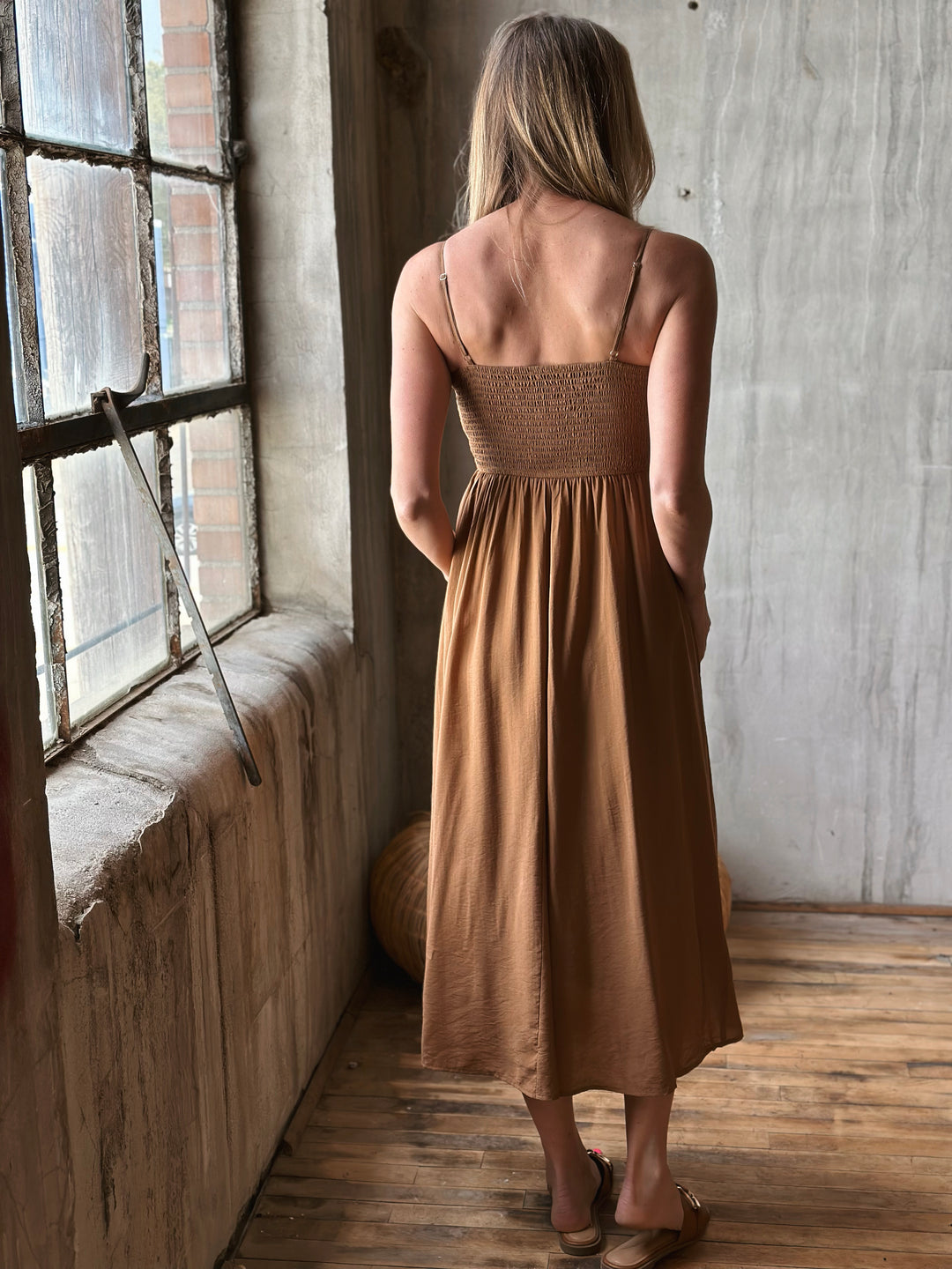 Vestido Midi Estilo Boho con Escote Smocked y Tirantes Finos