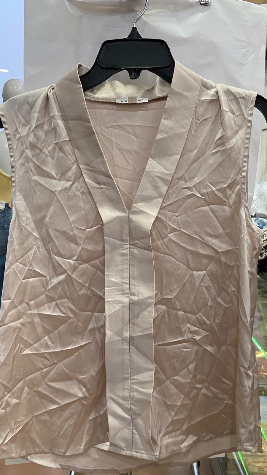 Blusa Beige Sin Mangas con Escote en V y Plisados - Estilo Boutique
