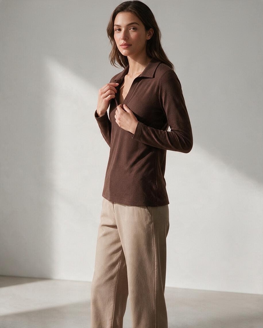 Polo de Manga Corta en Tono Tierra con Detalle de Tapeta - Estilo Boutique