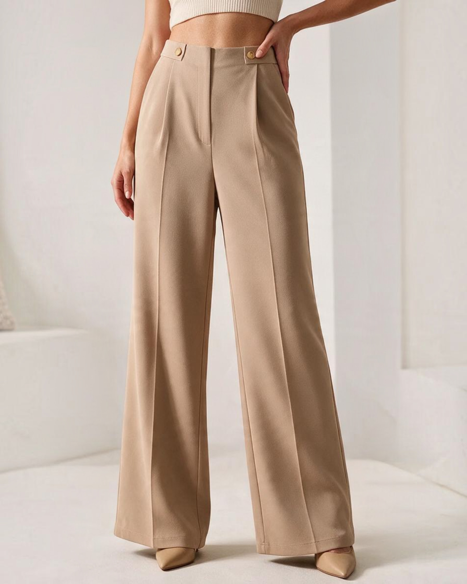Pantalón de vestir beige de Yanet Collective con corte recto, cintura alta y detalle de botones laterales