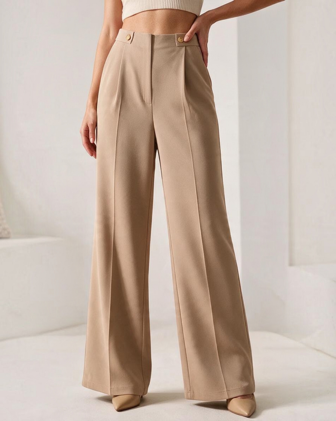 Pantalón de vestir beige de Yanet Collective con corte recto, cintura alta y detalle de botones laterales
