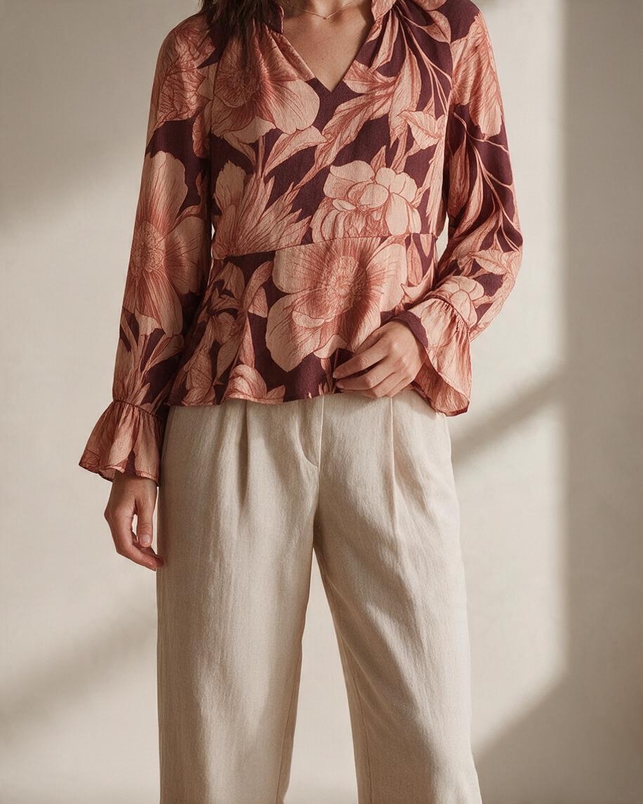 Blusa Romántica de Flores Borgoña con Volantes y Escote en V