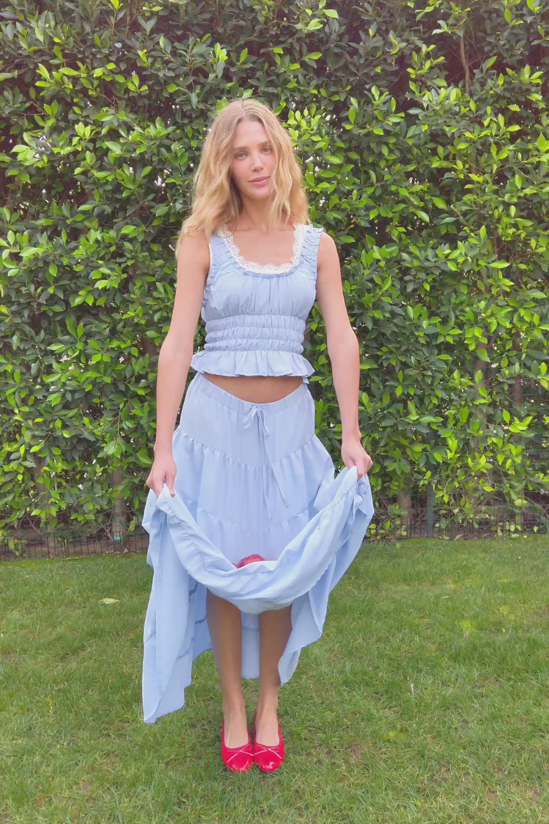 Blusa Romántica Azul Pastel con Escote Cuadrado y Detalle Fruncido
