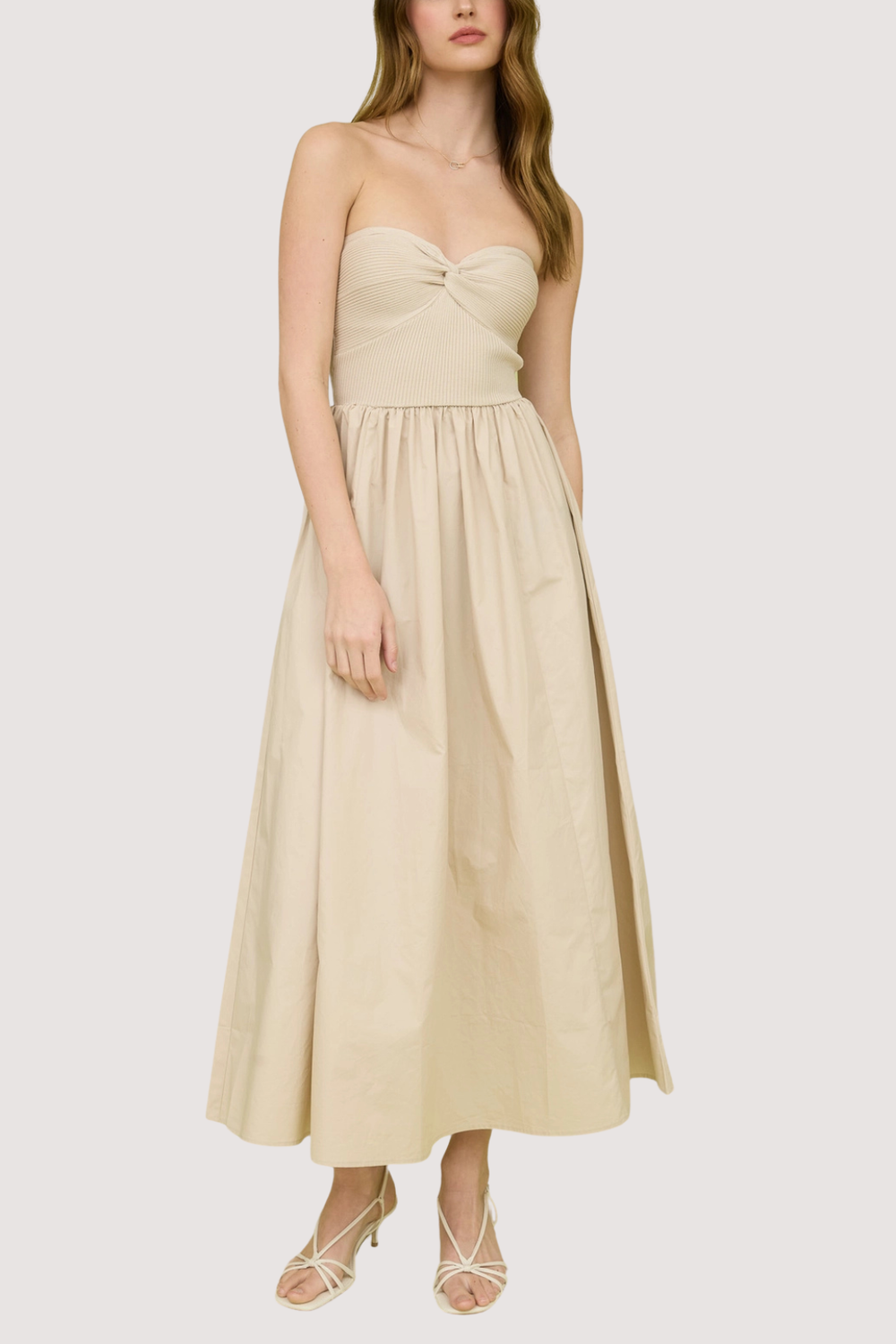 Vestido Largo con Escote Corazón Color Beige