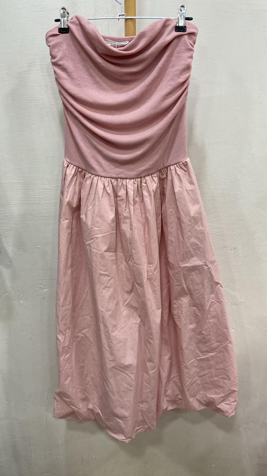 Vestido Rosa con Cuello Drapeado y Falda Fruncida - Estilo Boutique