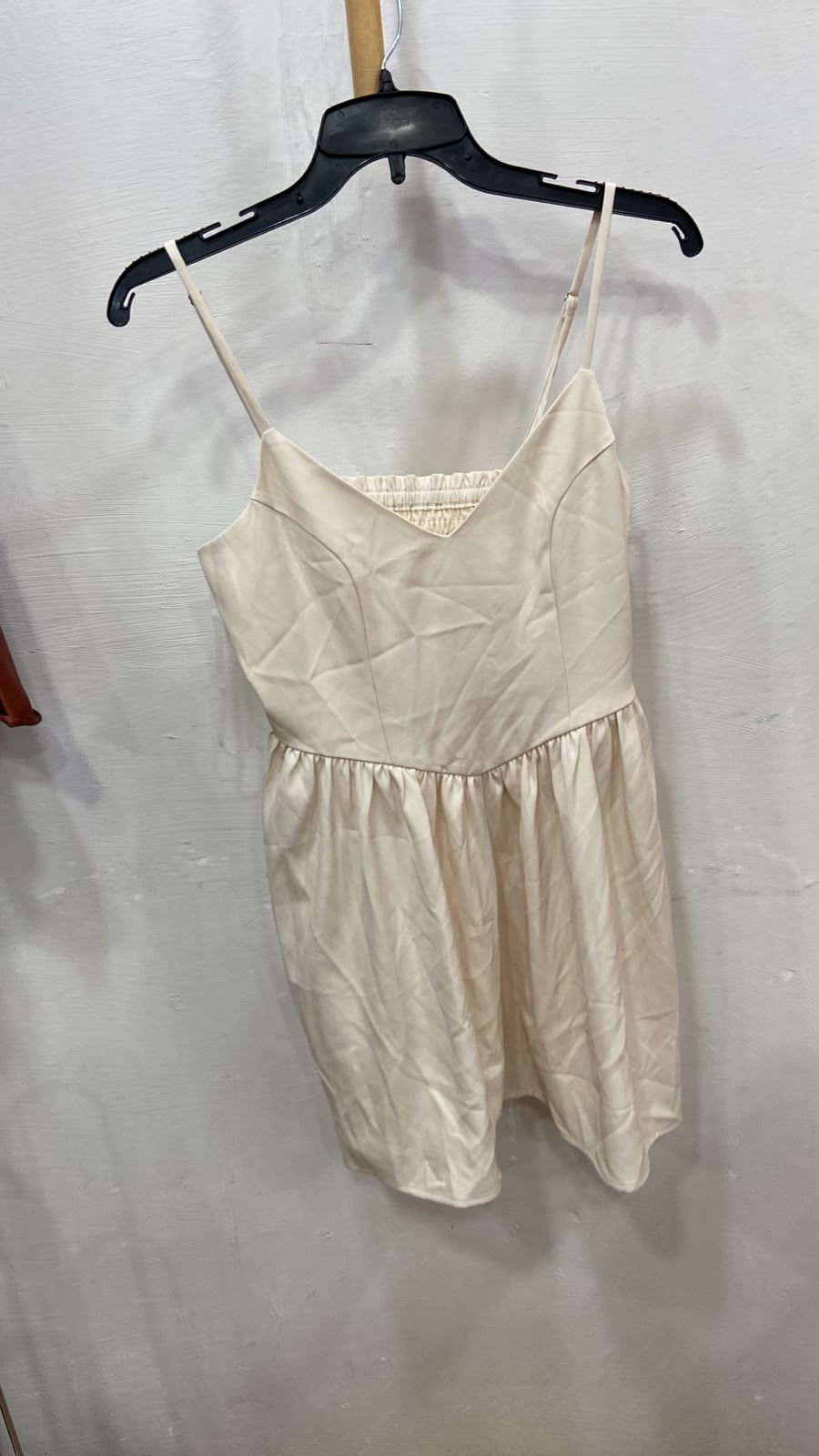 Vestido Mini Crema con Tirantes Finos y Falda Drapeada - Estilo Boutique