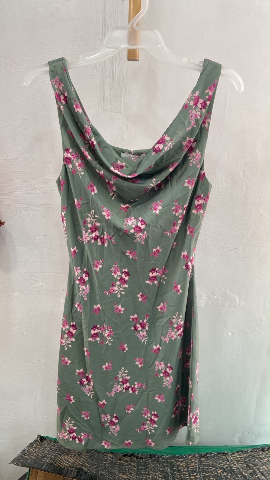 Vestido Corto Verde con Escote Drapeado y Estampado Floral