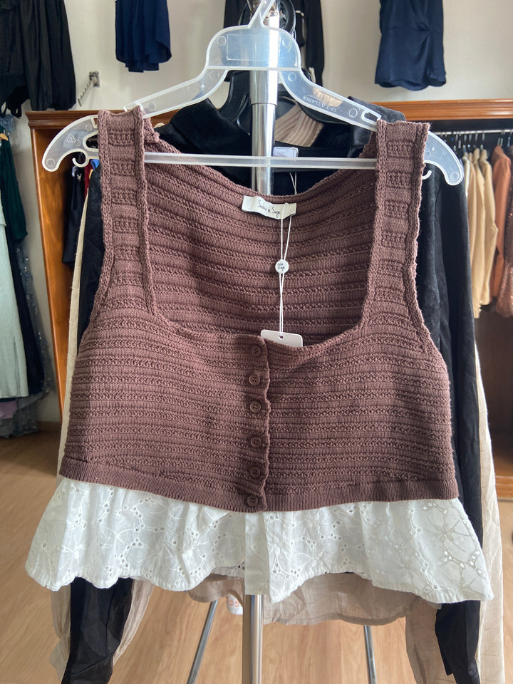 Blusa café tejida con volante blanco