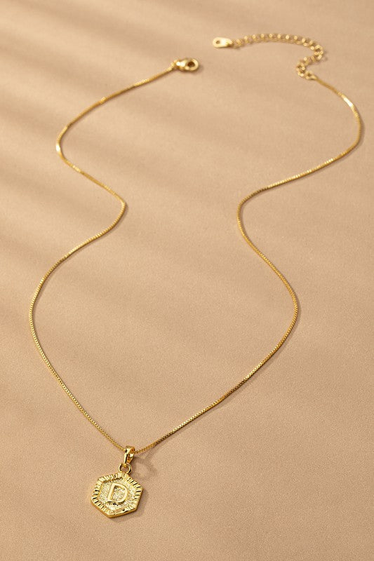 Collar con Dije de Inicial Hexagonal en Oro - Colección Boutique
