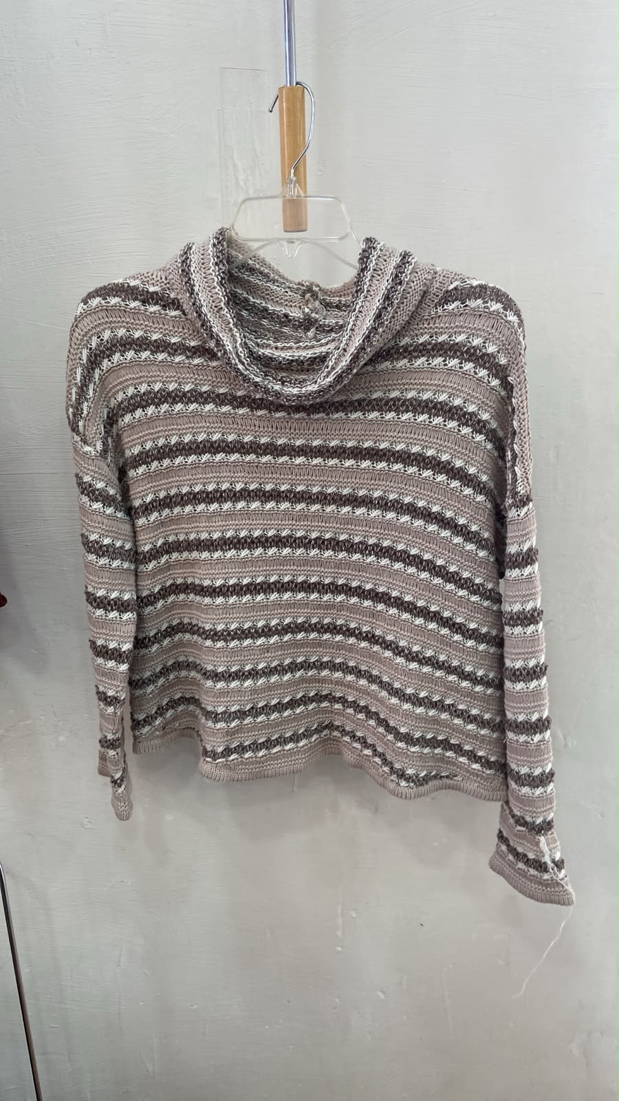 Suéter de Cuello Alto a Rayas Beige con Detalle Drapeado