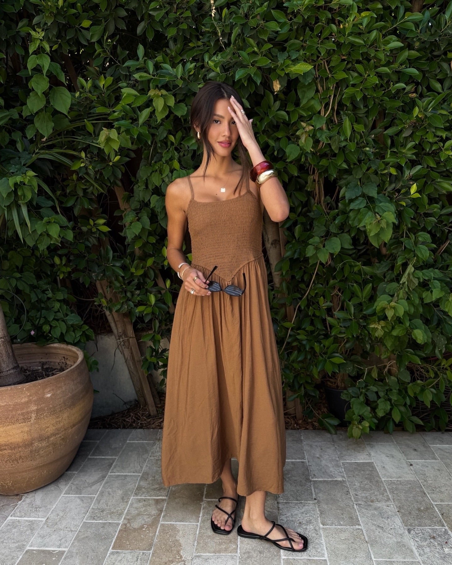 Vestido Midi Estilo Boho con Escote Smocked y Tirantes Finos