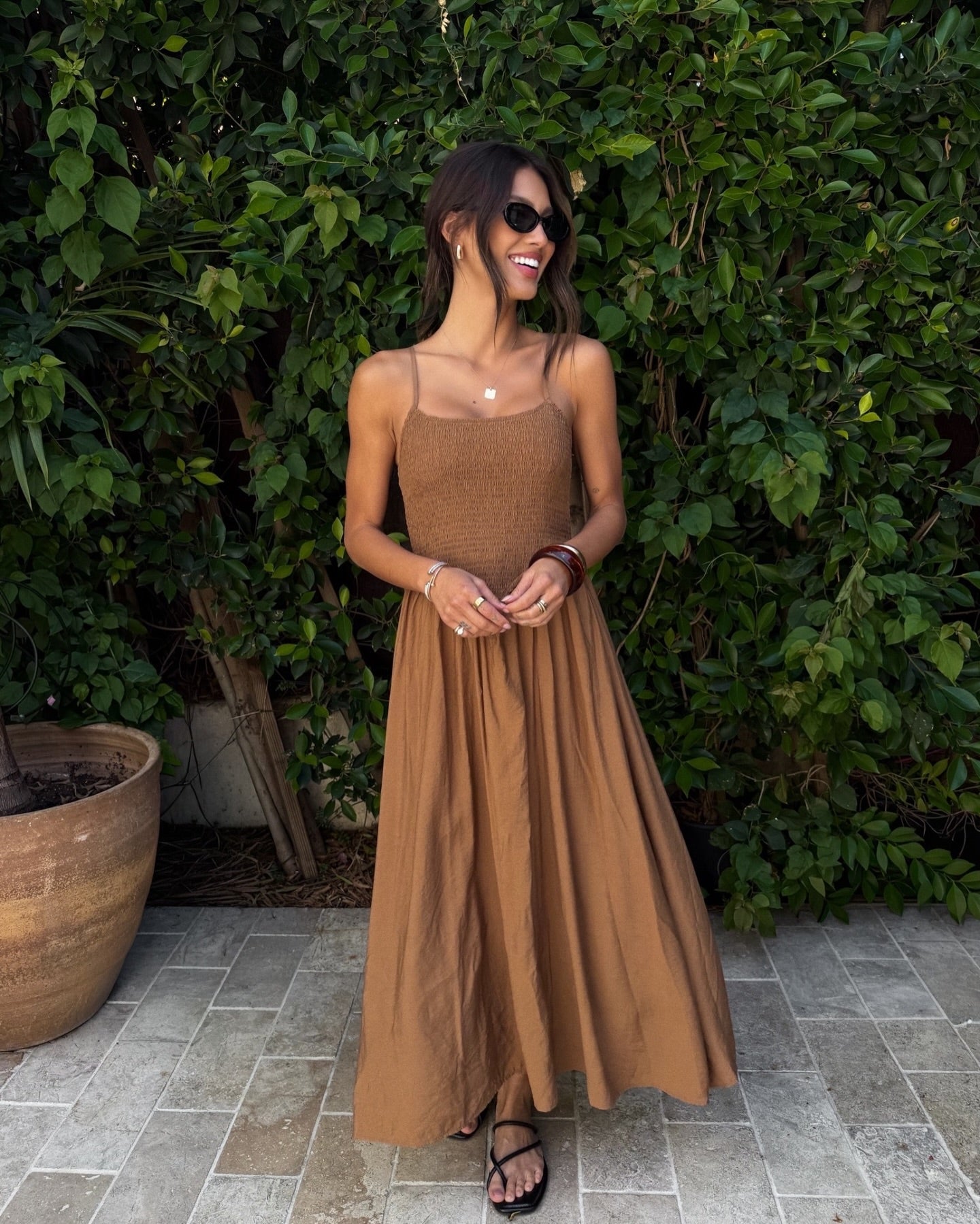 Vestido Midi Estilo Boho con Escote Smocked y Tirantes Finos