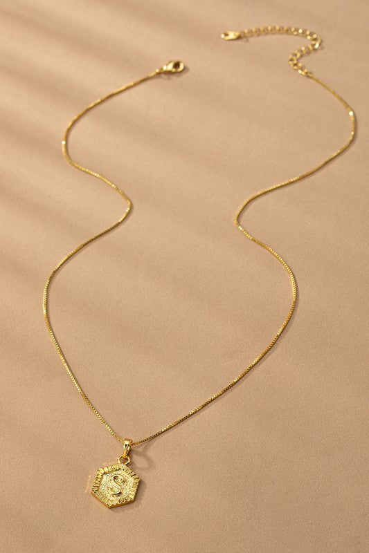 Collar con Dije de Inicial Hexagonal en Oro - Colección Boutique