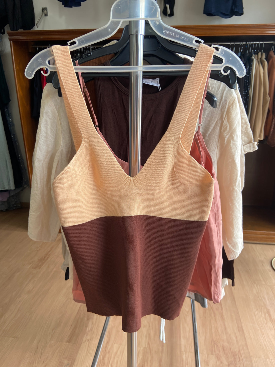 Blusa naranja y café