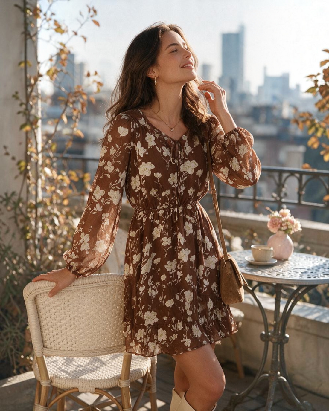 Mujer vistiendo vestido corto Yanet Collective color terracota con estampado floral, manga larga y cintura ajustada.