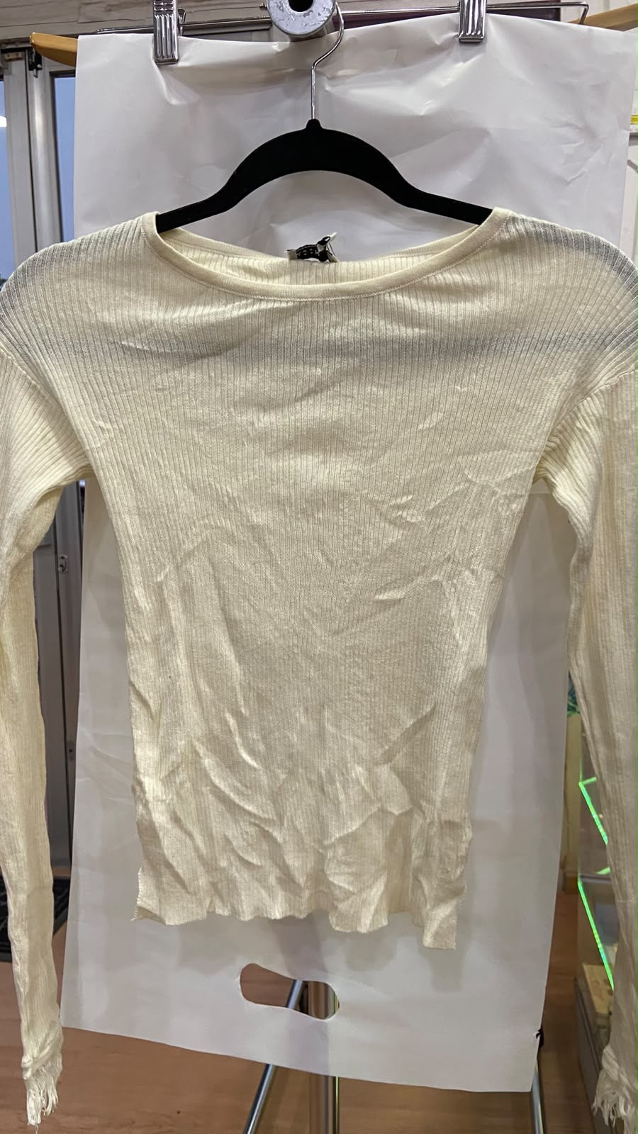 Top de Canalé Crema con Manga Larga y Dobladillo Deshilachado