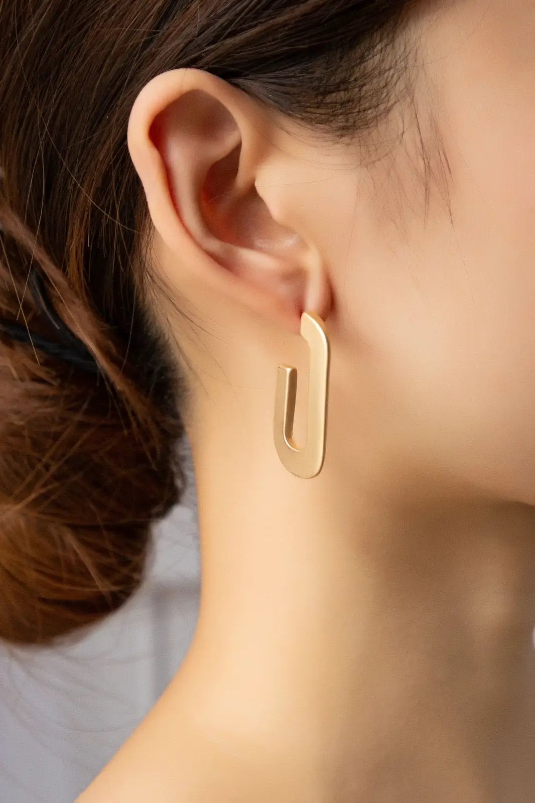 Pendientes de aro con superficie plana en forma de U by Yanet Collection