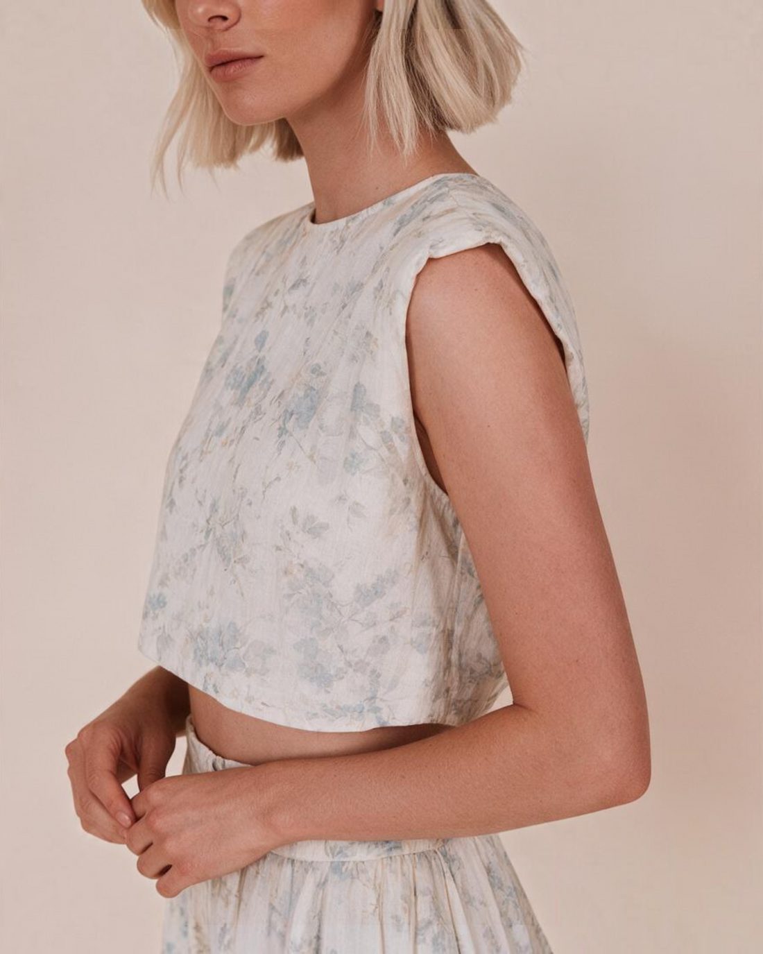 Top corto sin mangas Yanet Collective en color blanco con delicado estampado floral azul y corte ajustado