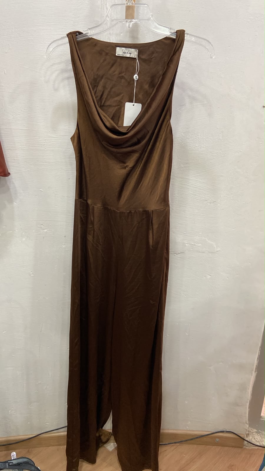 Jumpsuit Elegante con Cuello Drapeado y Pierna Fluida - Estilo Boutique