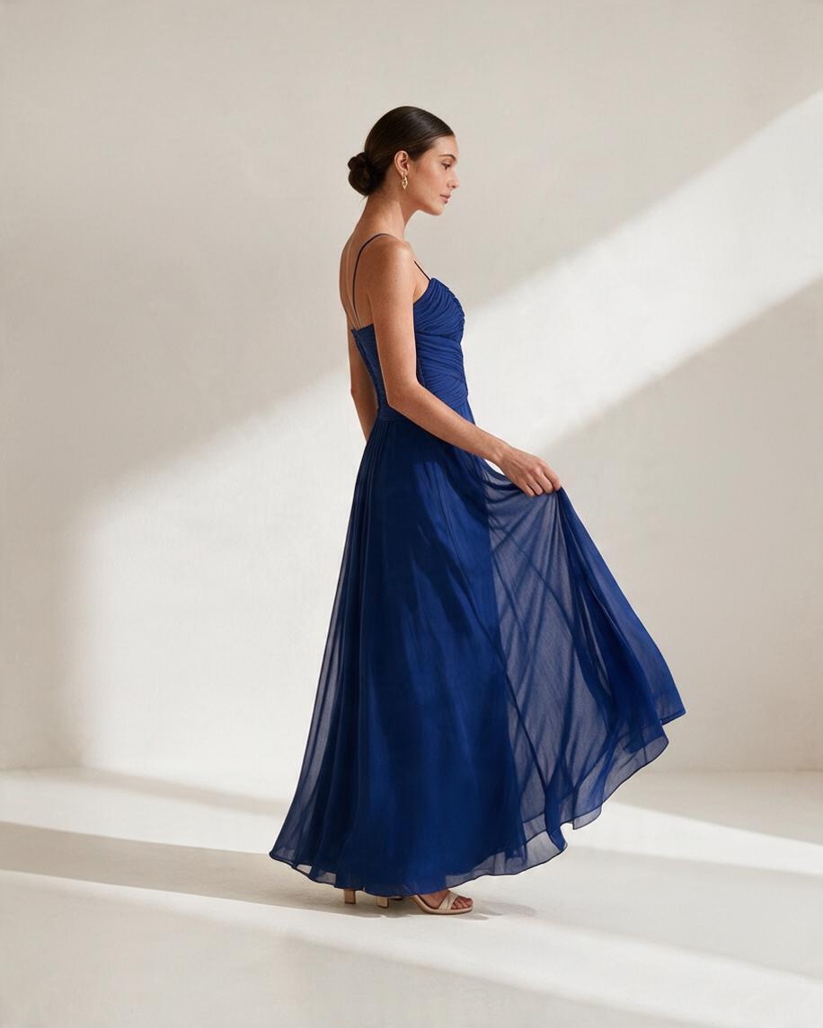 Vestido Azul Largo Elegante con Corte Clásico y Detalles Sutiles para Fiestas y Ocasiones Especiales