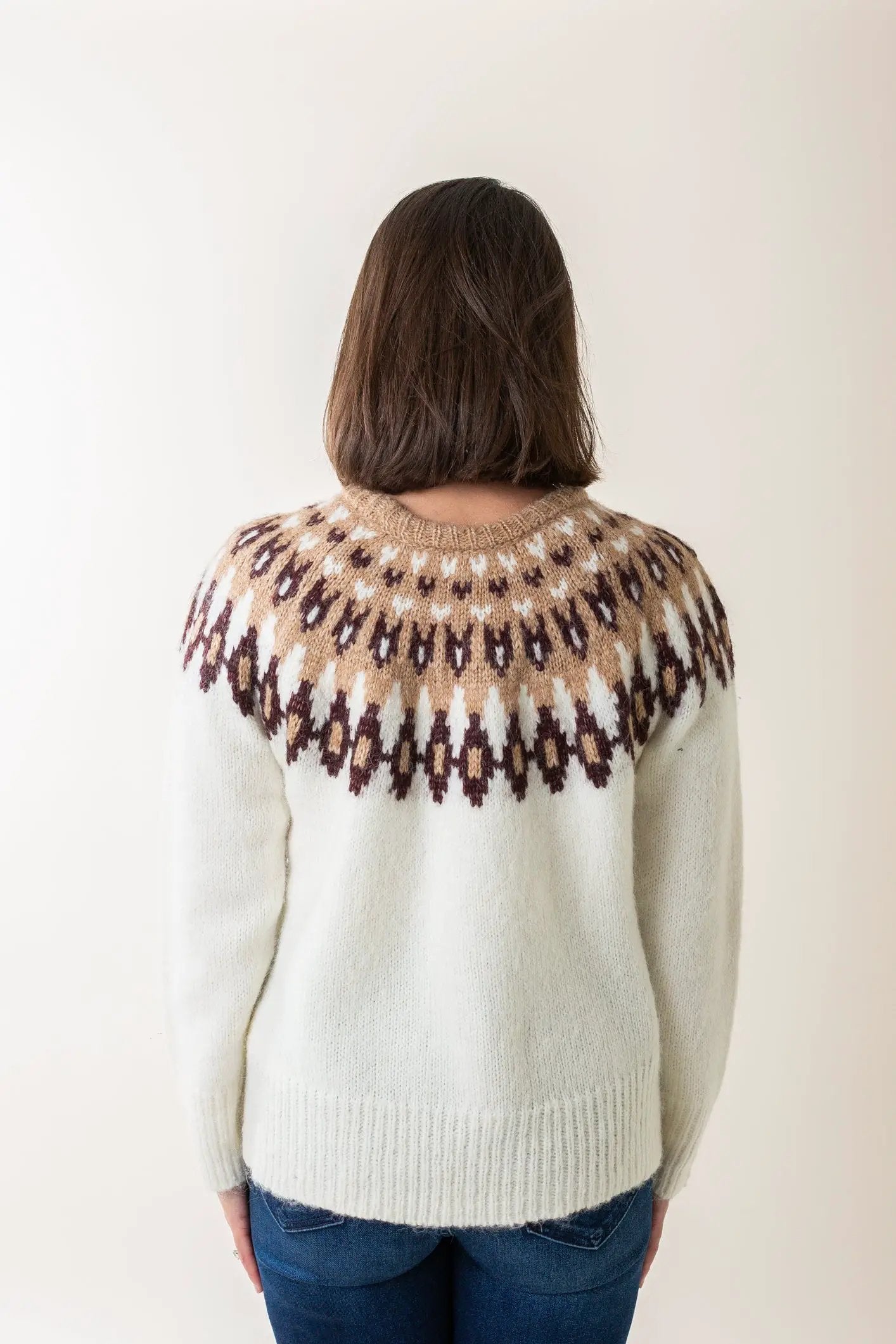 Suéter estilo Fair Isle – cuello redondo y diseño invernal by Yanet Collective