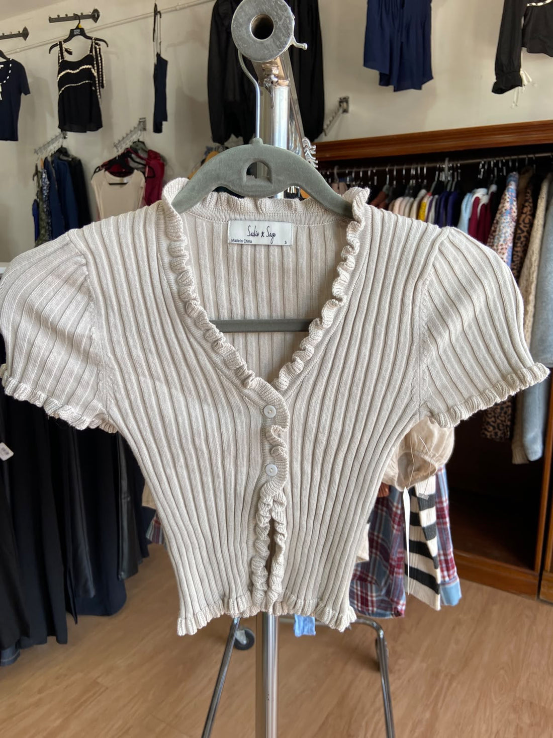 Blusa Beige de Canalé con Botones y Volantes - Estilo Boutique