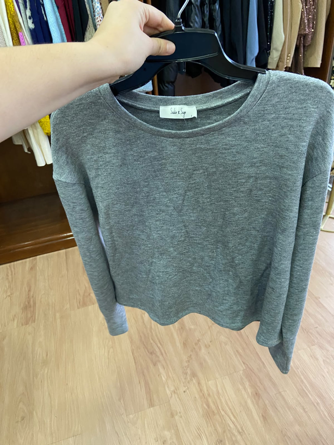 Suéter de Punto Gris con Cuello Redondo y Manga Larga - Estilo Boutique