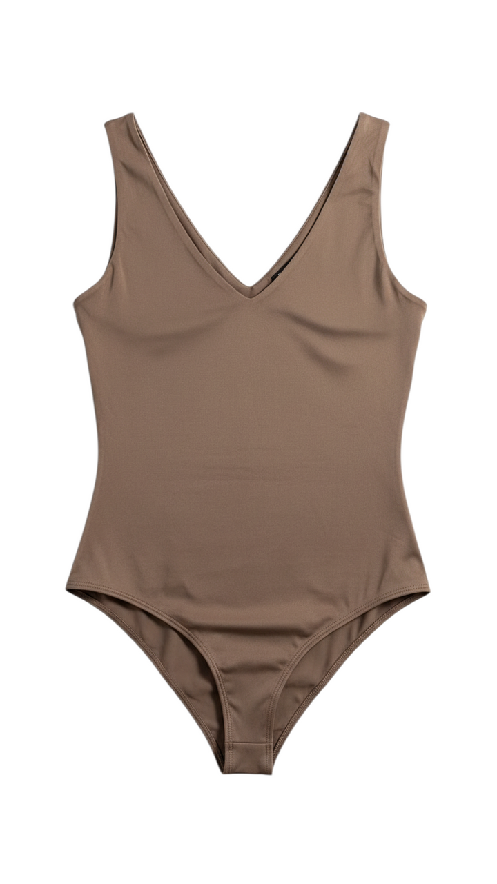 Body Marrón Escote en V: Elegancia Minimalista y Textura Suave