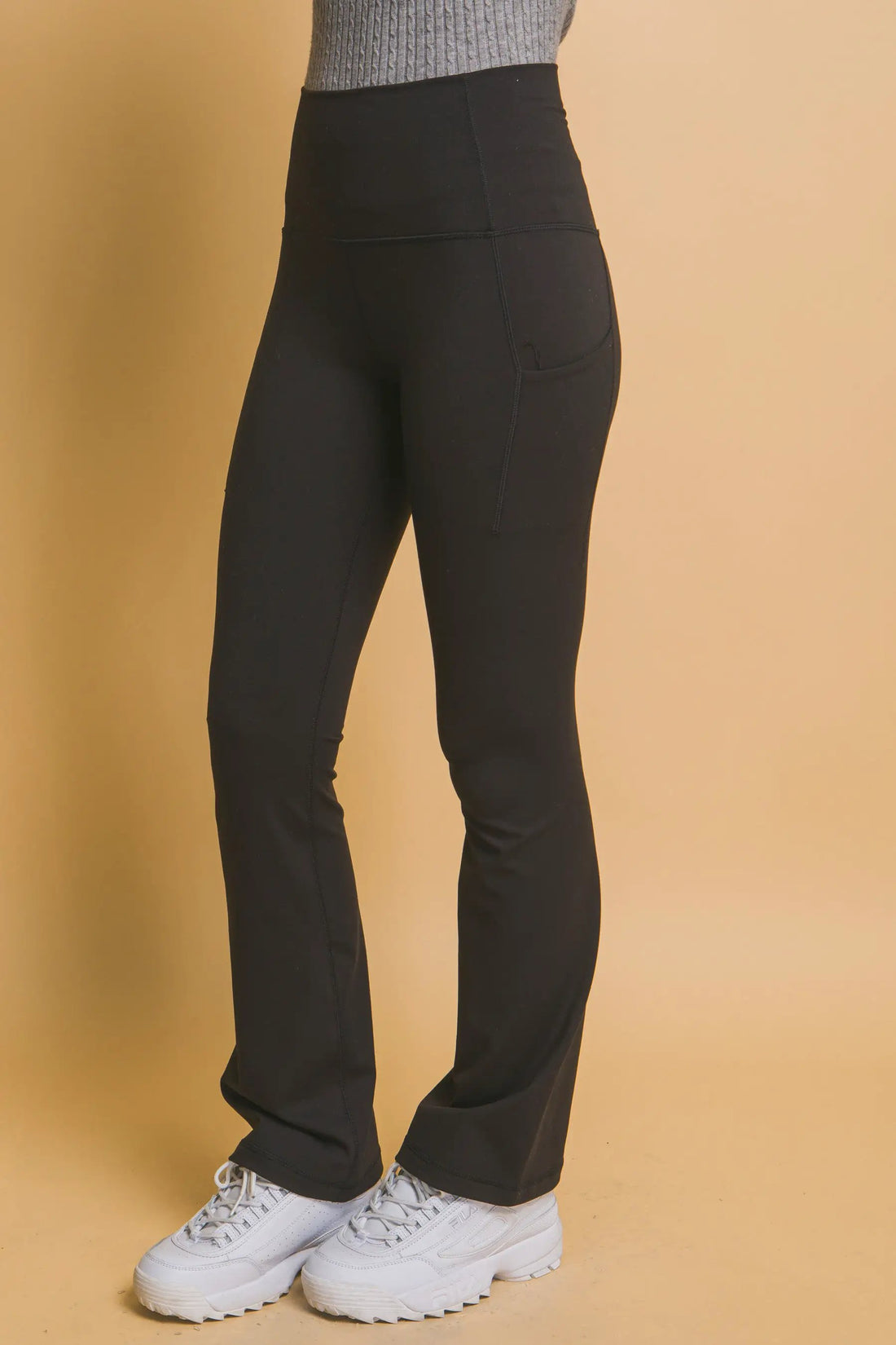 Leggings acampanados de cintura alta con bolsas laterales para mujer | Deportivos cómodos y elásticos by Yanet Collective