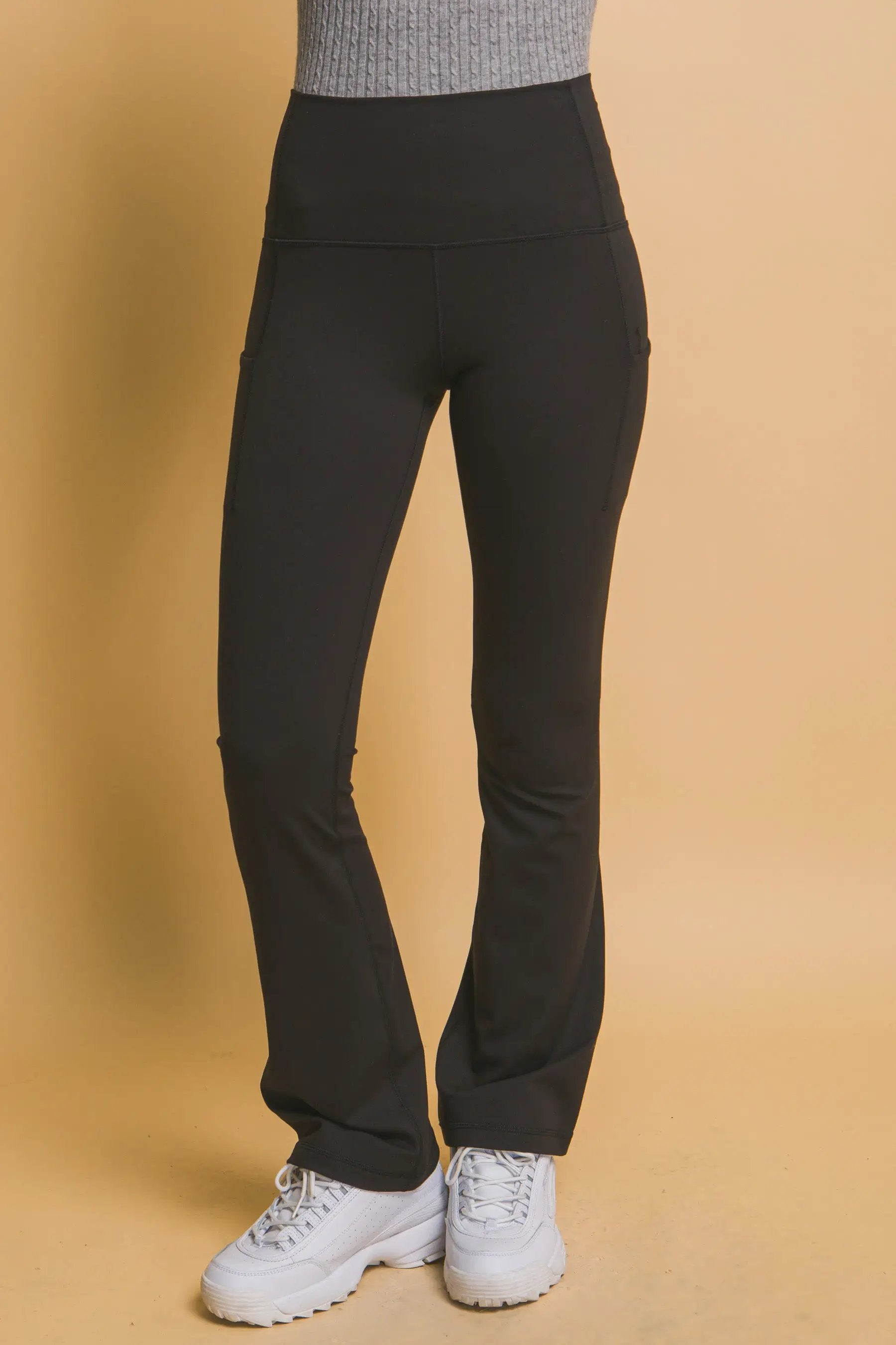 Leggings acampanados de cintura alta con bolsas laterales para mujer | Deportivos cómodos y elásticos by Yanet Collective