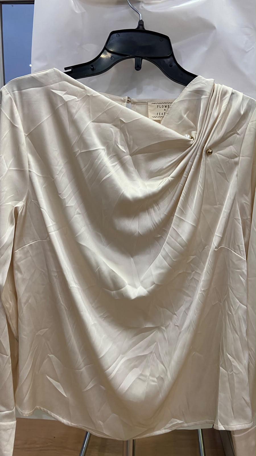 Blusa Drapeada Crema con Detalles Dorados - Elegancia Boutique