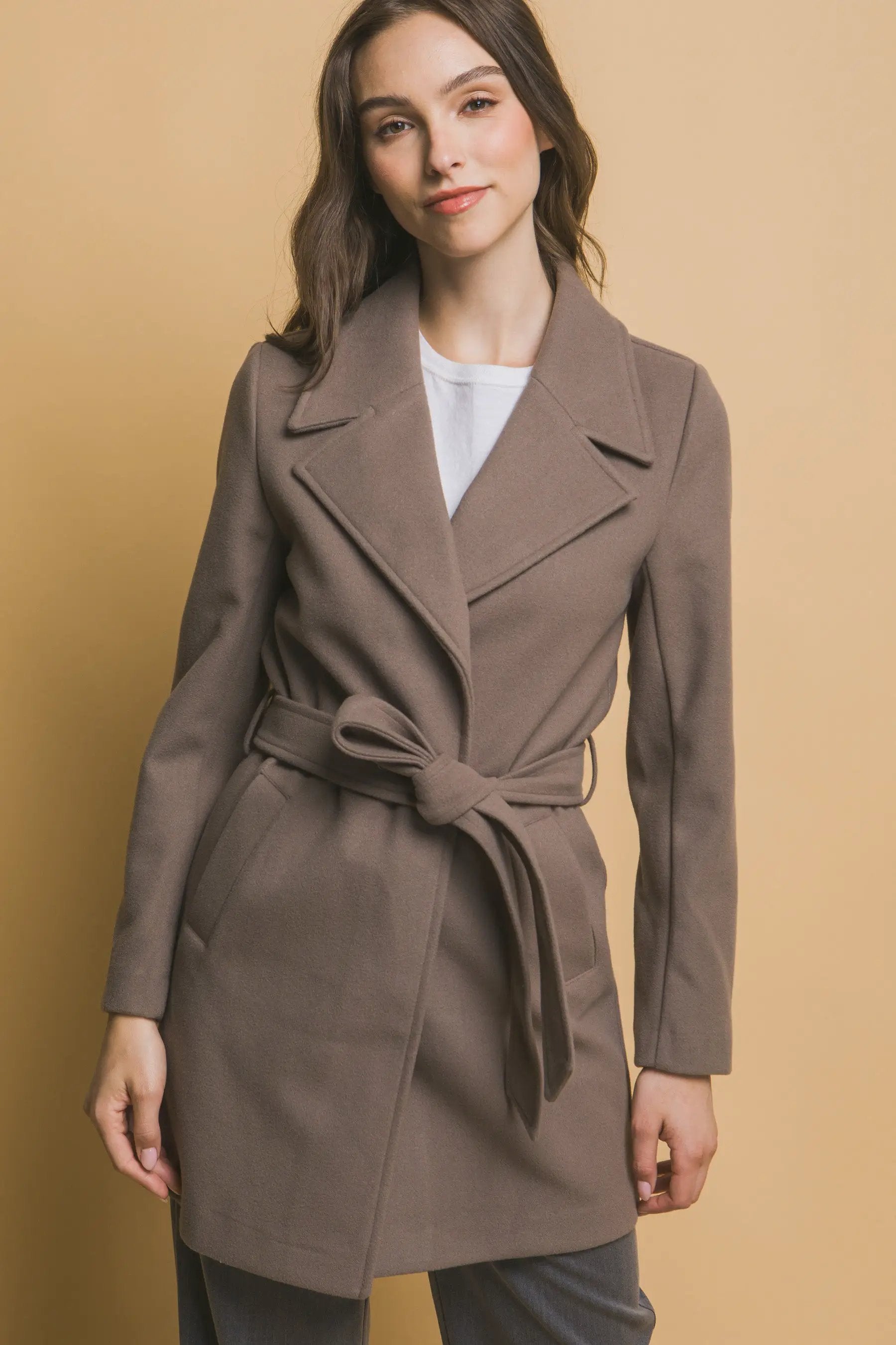 Abrigo Trench Largo Con Solapa Y Cinturón Poliéster Premium Colección Luxe Edición Limitada by Yanet Collection