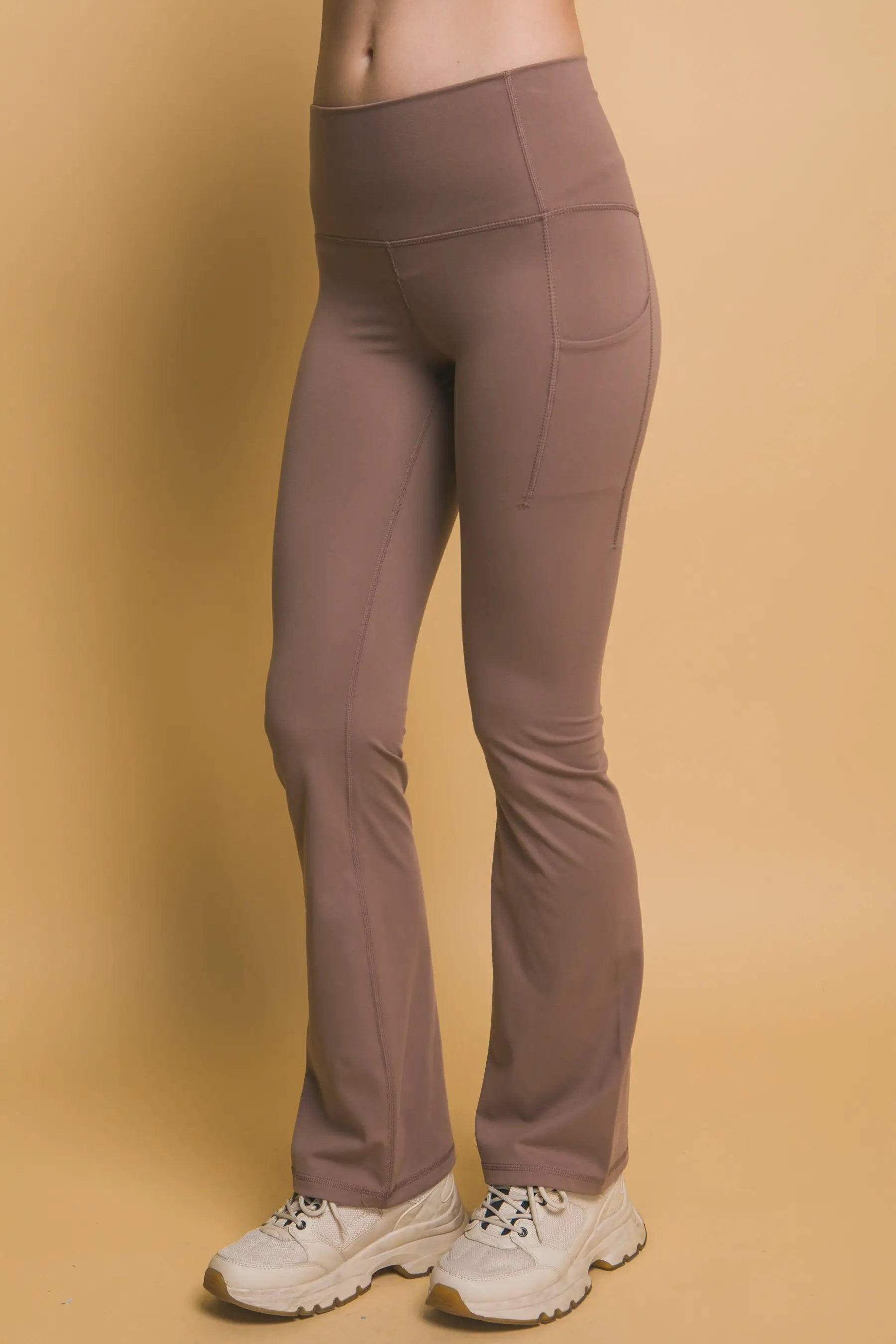 Leggings Acampanados de Cintura Alta para Mujer Con Bolsillos Laterales Deportivos Cafe Mocha Mousse by Yanet Collective
