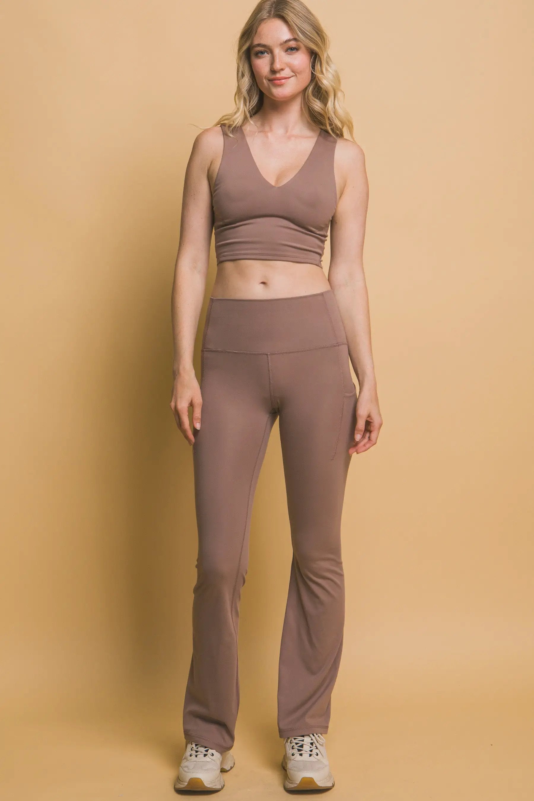 Leggings Acampanados de Cintura Alta para Mujer Con Bolsillos Laterales Deportivos Cafe Mocha Mousse by Yanet Collective