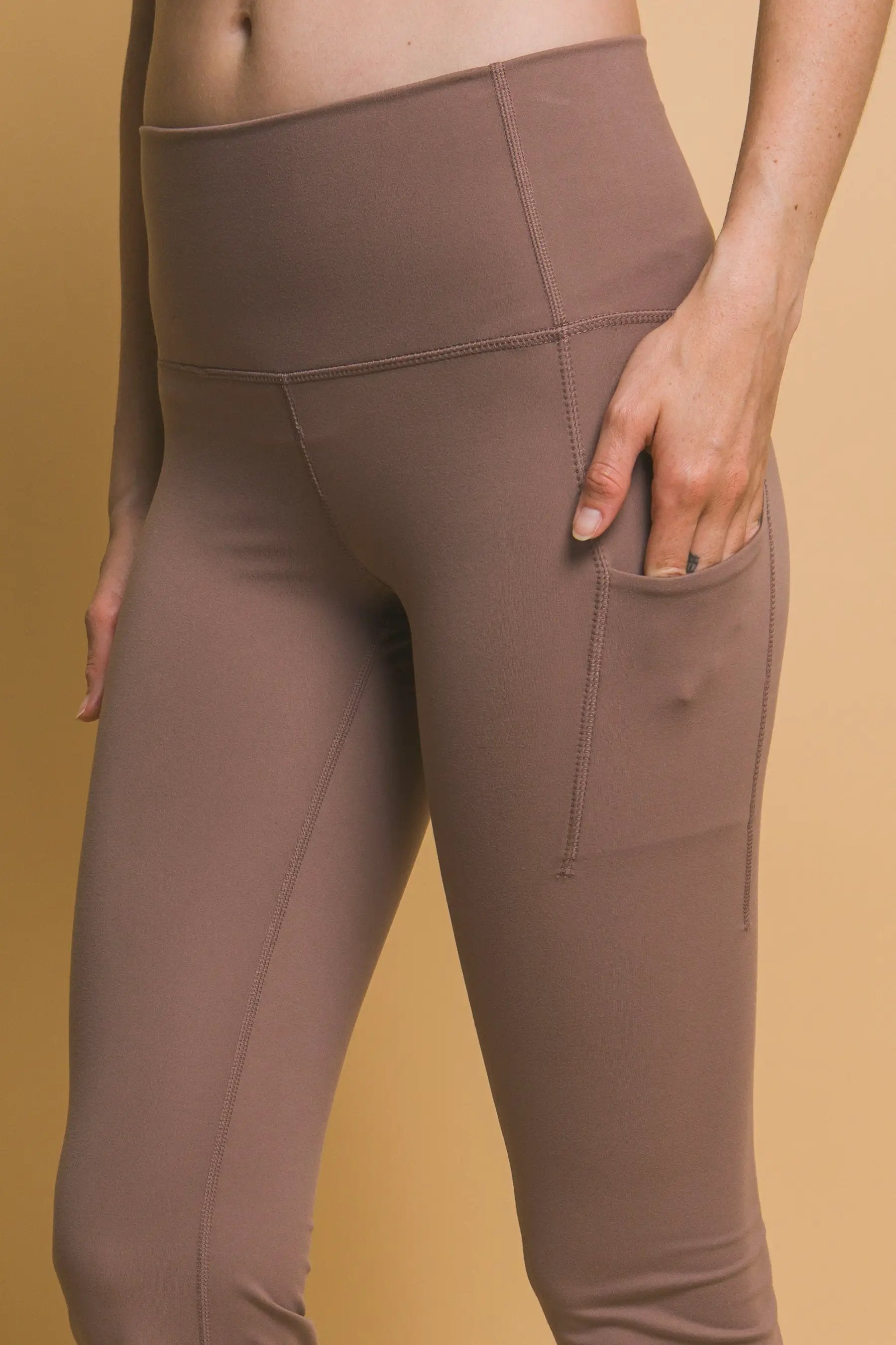 Leggings Acampanados de Cintura Alta para Mujer Con Bolsillos Laterales Deportivos Cafe Mocha Mousse by Yanet Collective
