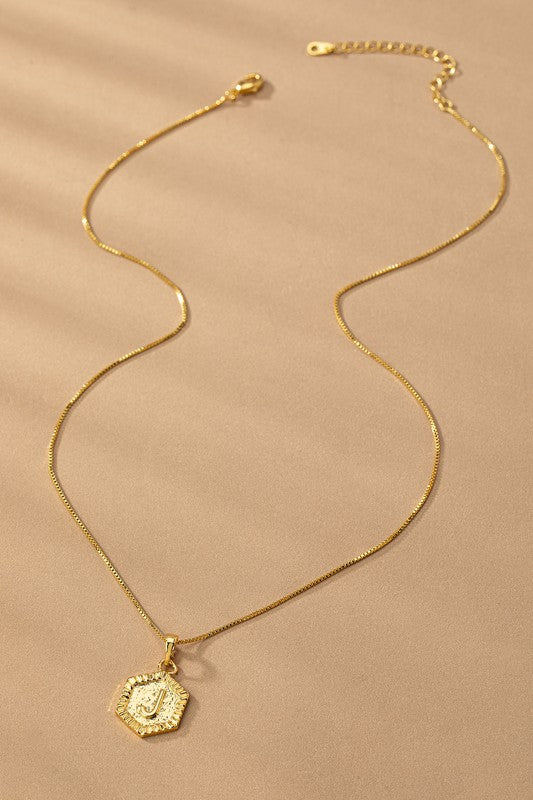 Collar con Dije de Inicial Hexagonal en Oro - Colección Boutique