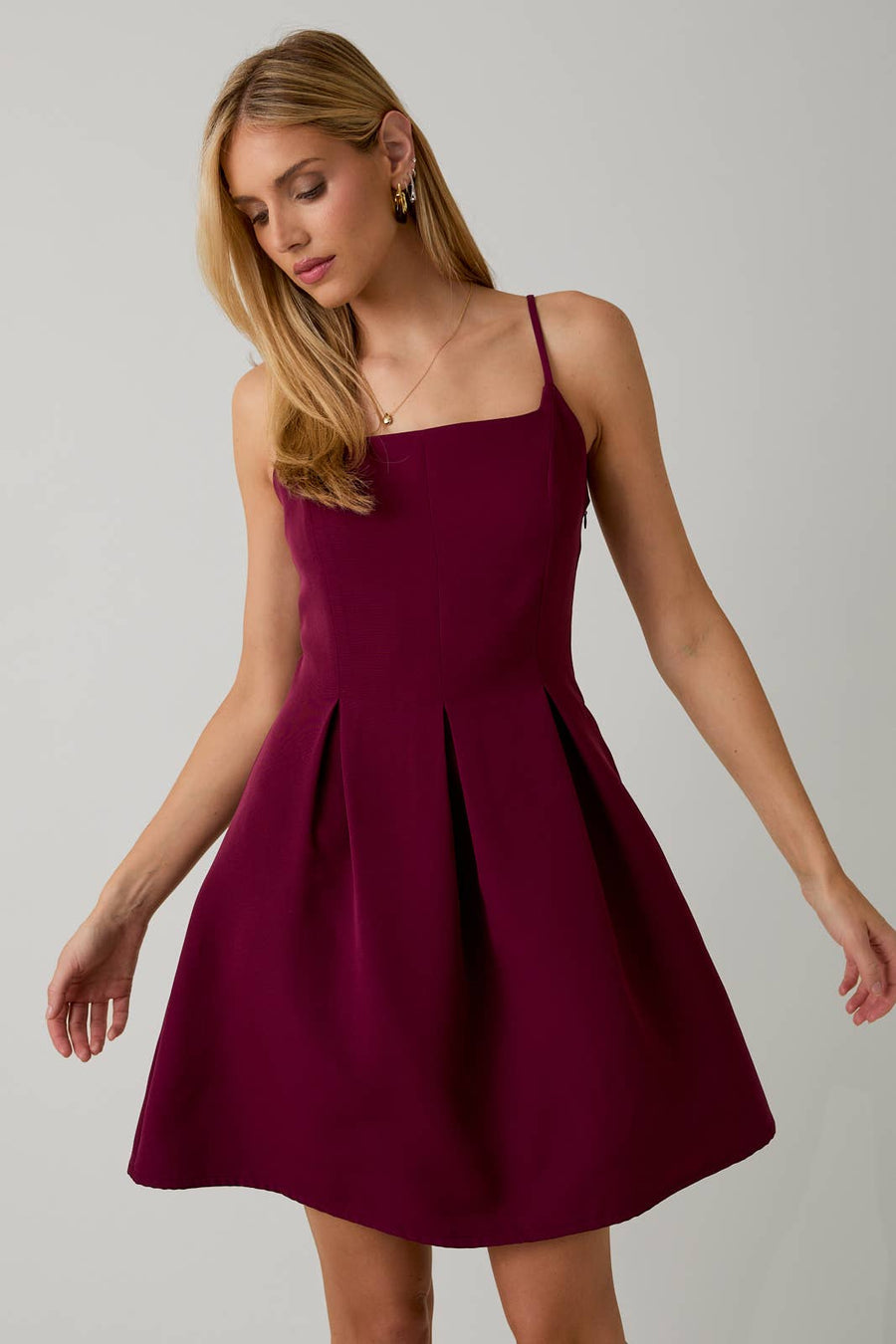 Vestido Mini Burgundy con Tirantes Finos y Plisado Boutique