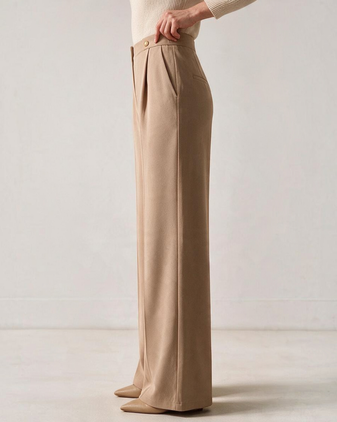 Pantalón de vestir beige de Yanet Collective con corte recto, cintura alta y pinzas, visto de perfil.
