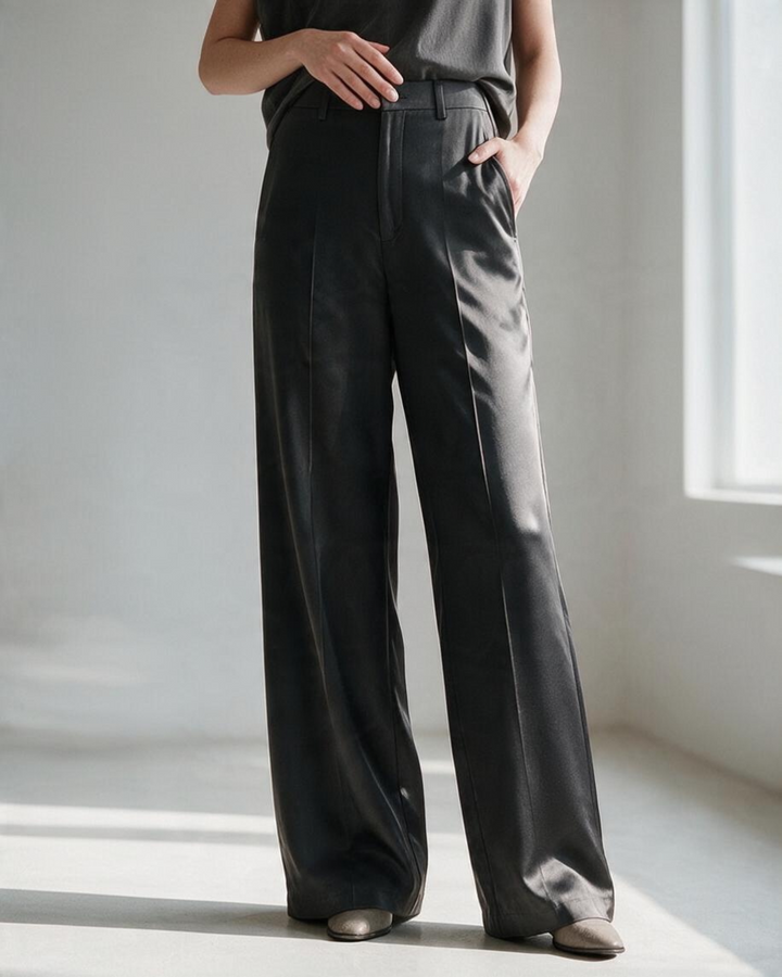 Pantalones rectos negros Yanet Collective de corte elegante con acabado texturizado y detalle de botones