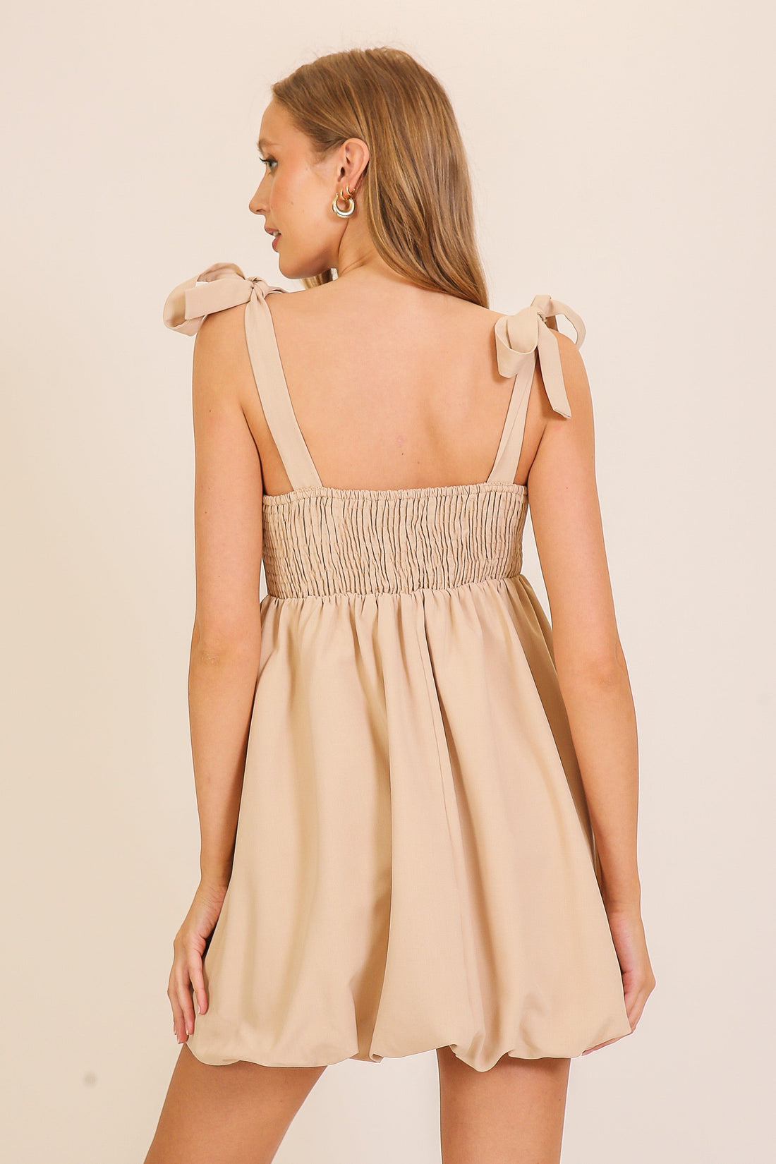 Vestido Mini Babydoll Beige con Dobladillo Abullonado y Escote Cuadrado