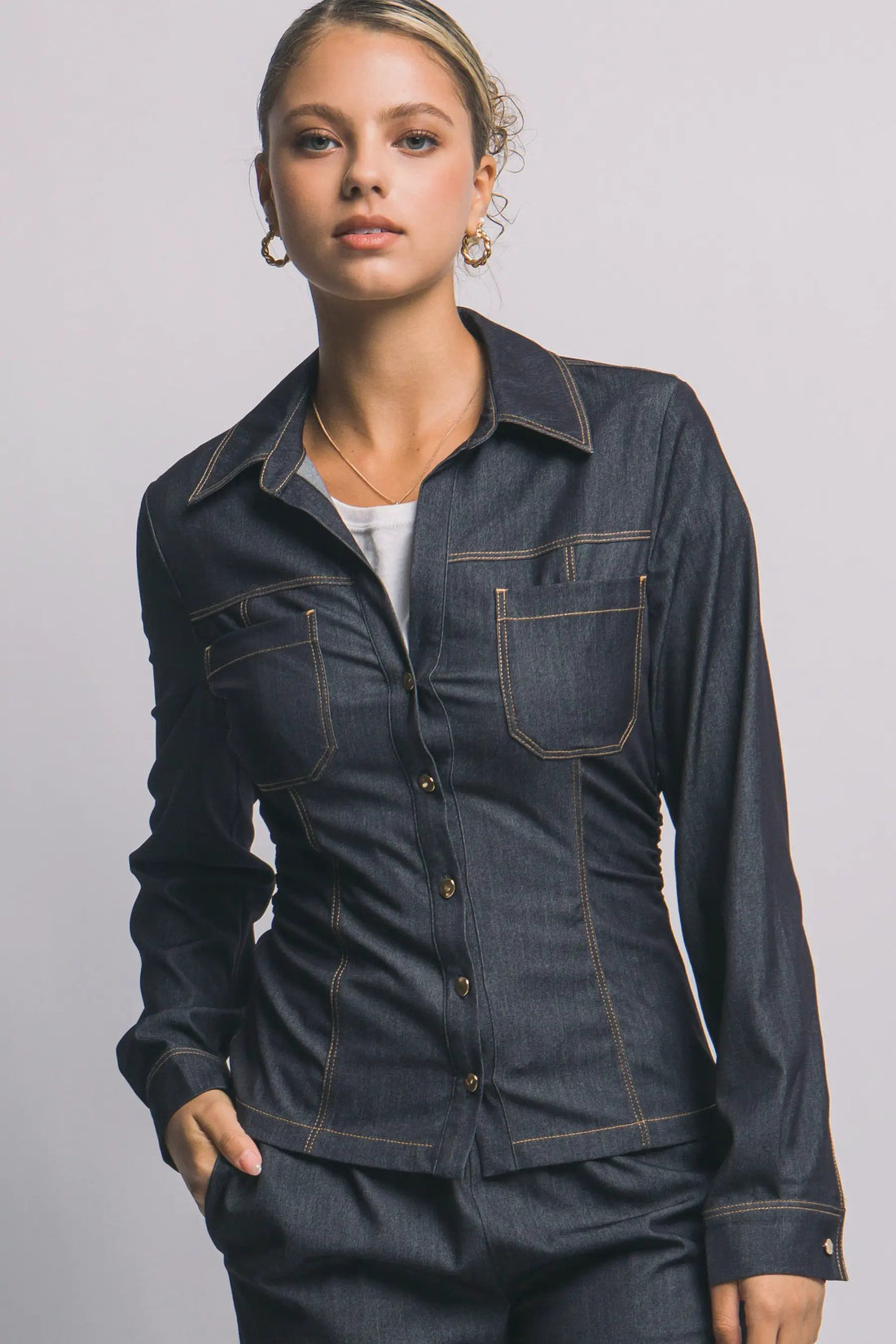 Camisa Blusa Tipo Mezclilla de Dama Ajustada con Cuello en V y Botones Dorados by LOVE TREE