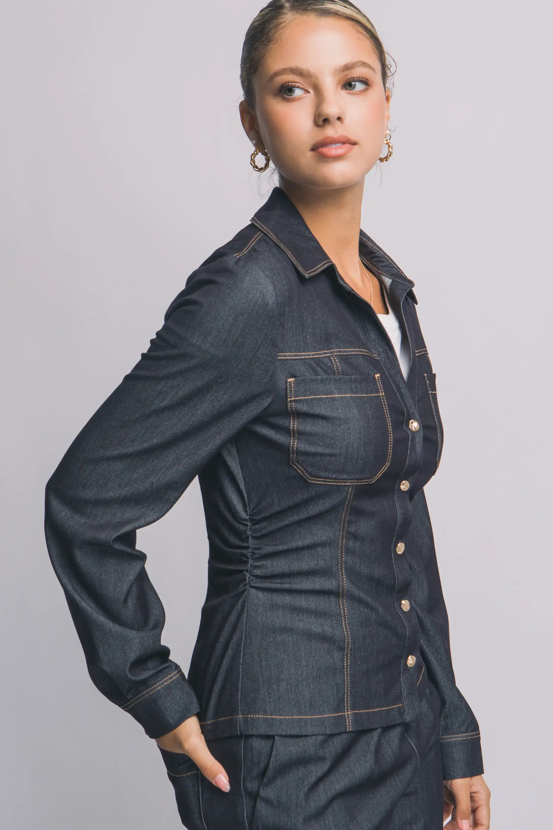 Camisa Blusa Tipo Mezclilla de Dama Ajustada con Cuello en V y Botones Dorados by LOVE TREE