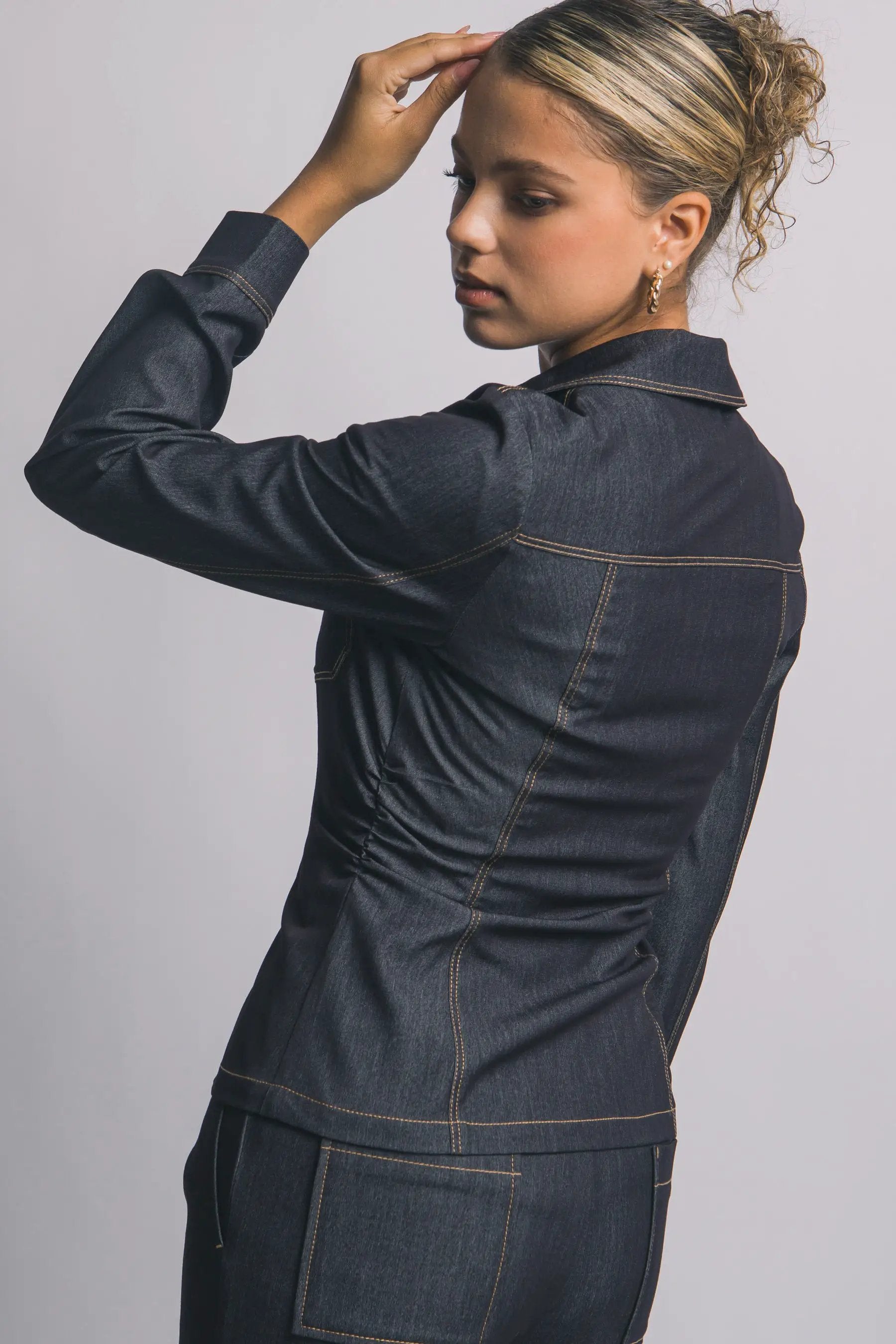 Camisa Blusa Tipo Mezclilla de Dama Ajustada con Cuello en V y Botones Dorados by LOVE TREE