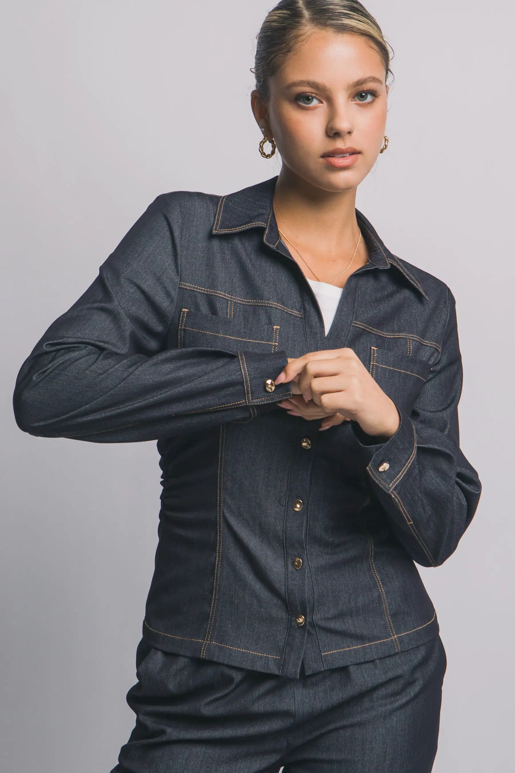 Camisa Blusa Tipo Mezclilla de Dama Ajustada con Cuello en V y Botones Dorados by LOVE TREE