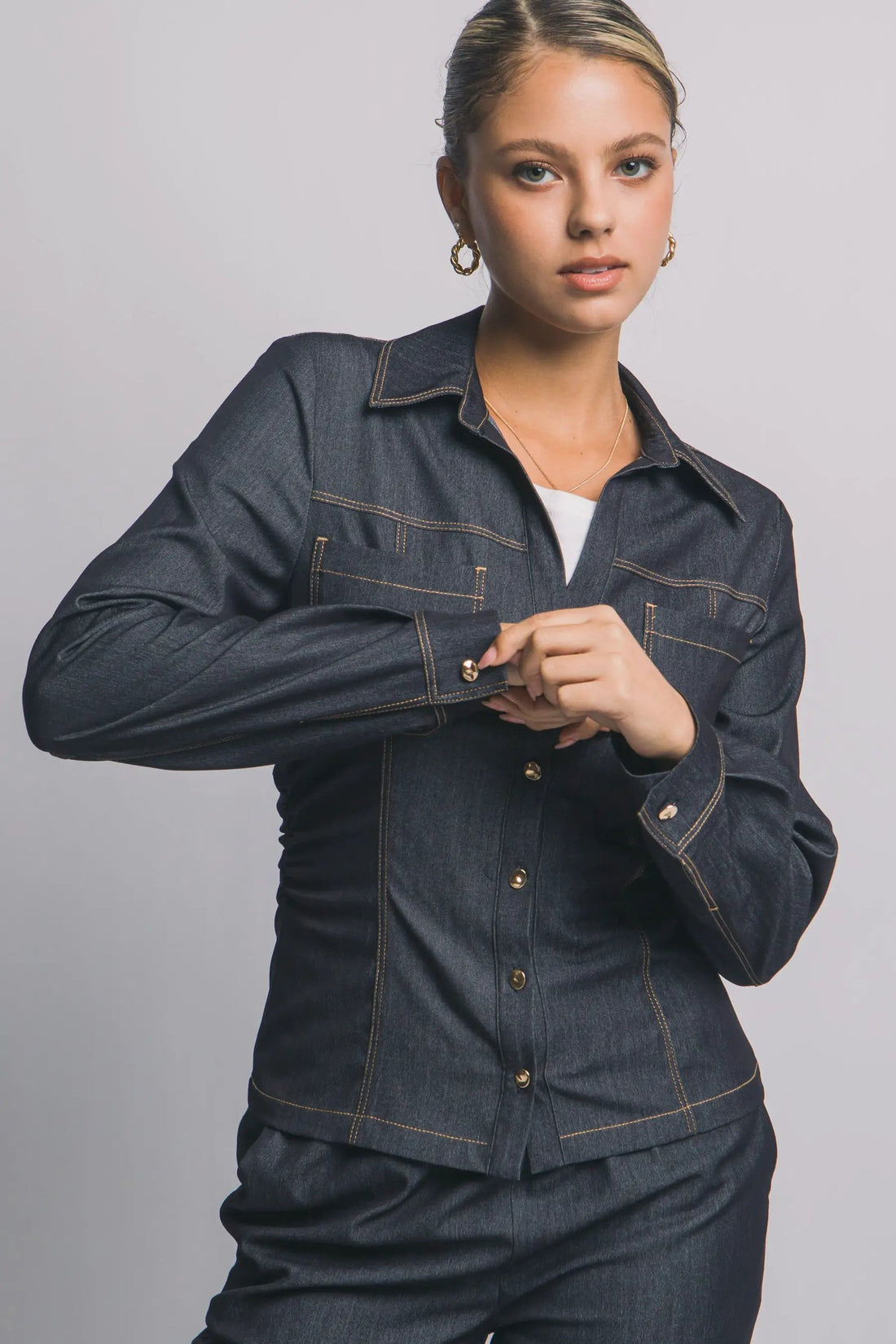 Camisa Blusa Tipo Mezclilla de Dama Ajustada con Cuello en V y Botones Dorados by LOVE TREE