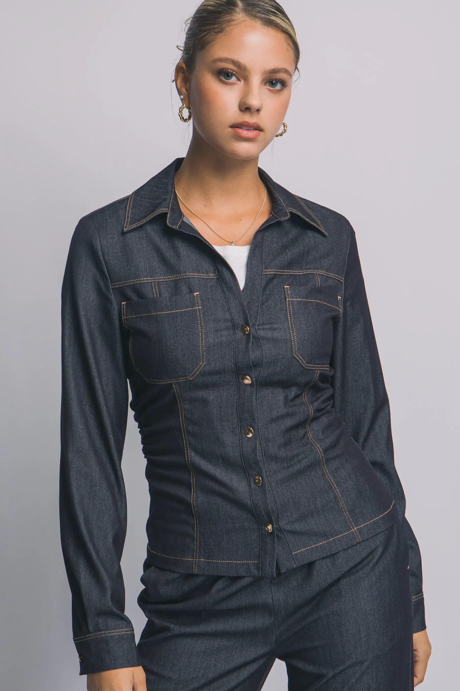 Camisa Blusa Tipo Mezclilla de Dama Ajustada con Cuello en V y Botones Dorados by LOVE TREE