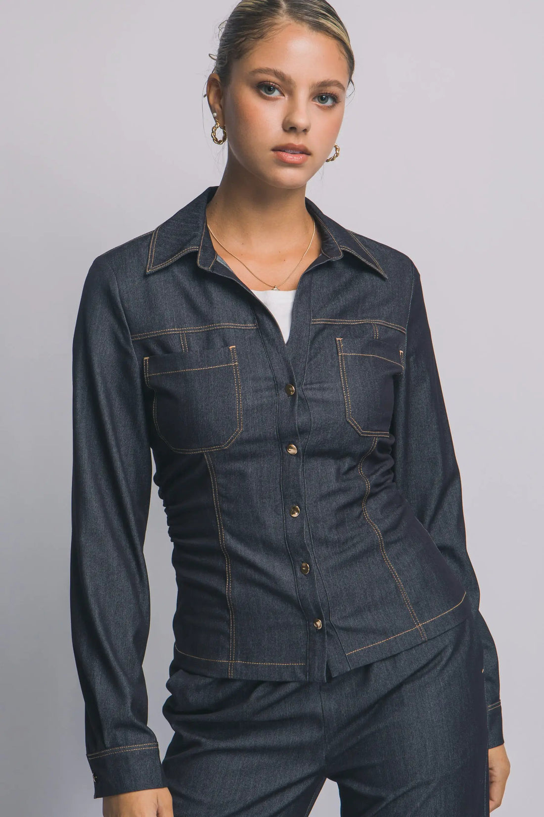 Camisa Blusa Tipo Mezclilla de Dama Ajustada con Cuello en V y Botones Dorados by LOVE TREE