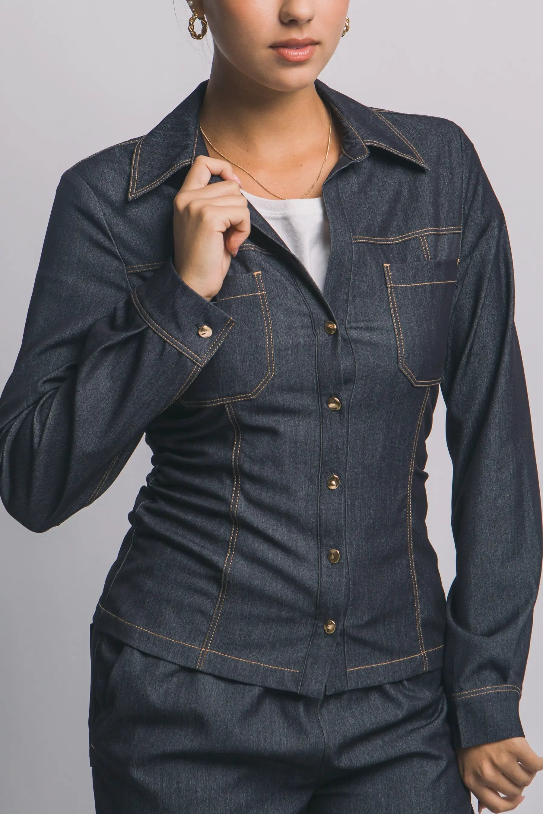 Camisa Blusa Tipo Mezclilla de Dama Ajustada con Cuello en V y Botones Dorados by LOVE TREE