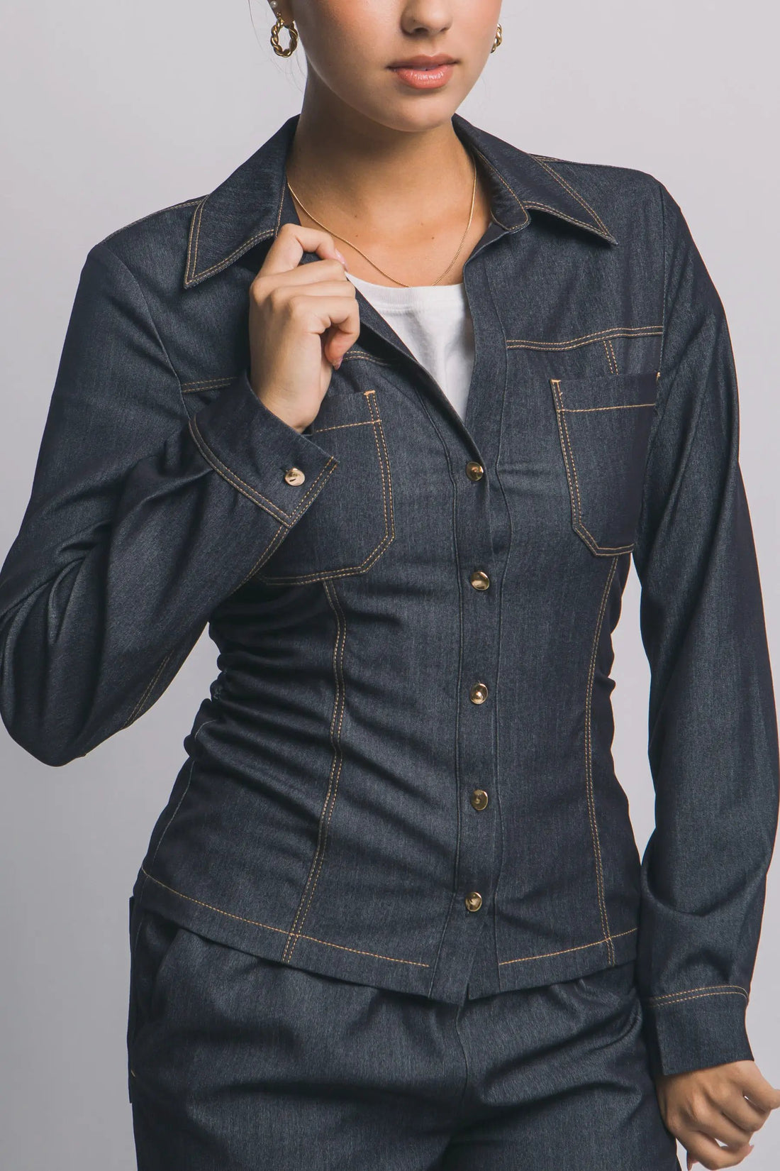 Camisa Blusa Tipo Mezclilla de Dama Ajustada con Cuello en V y Botones Dorados by LOVE TREE
